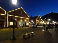 再び歩いてレンガ倉庫周辺へ戻ってきました。
灯りが点ると更に素敵になる函館の街。
