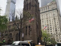 トリニティ教会。ニューヨークで古い歴史を持つ教会。建物の色が街に合って良いね。