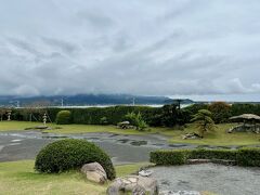 中に入ると、大河ドラマせごどんで何度も出てきた有名な庭園があります。

本当ならば桜島と錦江湾を望む美しい庭園なのですが、生憎の曇天。
桜島、全く見えません。