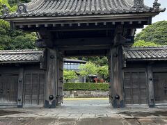園内にはお土産や工芸品のおしゃれなショップがありますが、まずは仙巌園へ直行です。

こちらは明治28年に建てられた正門。

仙巌園は約360年前に薩摩藩主島津家の別邸として建てられました。