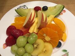 ツレは横浜のCIALにある果実園でフルーツサラダを食べていたらしい。