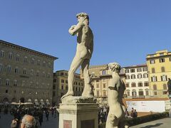 そして盛沢山のウフィツイ美術館を後にする。目の前はフィレンツェの原点ともいえるシニョリーア広場(Piazza della Signoria)だ。ミケランジェロのダビデ像（コピー）が広場を睥睨する。

