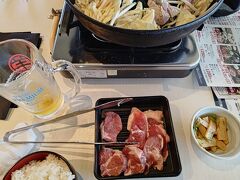 駅前にジンギスカンのお店がありランチにしました。
運転は同行者に任せることにして、私はビールをいただきました(^^♪

メニューがちらと見えますが
1,280円はなかなかお手頃価格ｗ