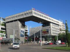 Googl Mapで調べるとウィーン西駅からトラムに乗車するようにとのお達しだったので、西駅まで歩いたけど、ホテル前から西駅までトラムに乗ればよかったんだな。
時刻は7：30頃で、