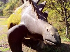 ここからはオマケです。
実は6年前にも神川町を車で通ったことがあって、その時に恐竜の足跡を見てきました。
写真もその時のものです。