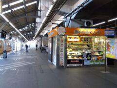 下りホームの光景。
売店があります。行ってみましょう。