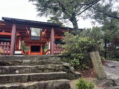 鳥居をくぐり、少し昇ると御山神社がありました