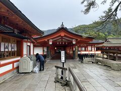 宮島に着いたときは混み合っていたので厳島神社は最後にしました。
夕方の5時を過ぎていたので、スムーズには入れました。