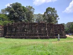 アンコールトム最後の目的地、ライ王のテラスにやってまいりました。
テラスというからちょっと高い台があって終わりなのかなーと思いきや･･･