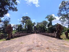 ここをアンコール遺跡群最後の訪問地に定め、いざ入場。

ちなみに早朝のアンコールワットからこのプリヤカーンまで全て共通チケットの適用範囲内なので、入口で係員さんにチケットをチラ見セするだけでスッと入れます。ほんと3日券を買っといてよかった…（というか我々のような観光客の大多数は3日券を買うもよう）