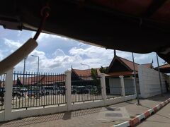 めちゃくちゃお世話になったドライバー君ともとうとうここでお別れ。
「これで何か美味しい物食べるかお酒飲むかしてくれ」と、感動と感謝を込めて公式価格よりもやや多めにお金をお渡ししてお別れしました。

二人でちょっとしんみりした後、双方急にアホらしくなってゲラゲラ笑ったりと何かと忙しい別れ際になりました。