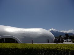 歩いてすぐのところに、別の人気店も。こちらの方が行列長そうに見えました。