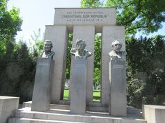 出発点の Grete-Rehor-Parkに戻ってきたら第一共和政記念碑としてJakob Reumann , Victor Adler , Ferdinand Hanuschの像がありました。が、存じ上げない方ばかり