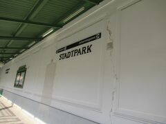 途中のMargaretengürtel駅で地下鉄に乗り継いでシュタットパーク駅で下車