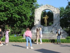 で、市民公園には像がたくさんあるんですが今回はひとつだけ。これが一番有名なヨハン シュトラウス像。写真を撮っている方が多かったですね
