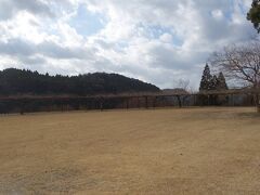 滝の反対側の台地の上は和気神社と和気公園。
歩きの場合は階段登ればすぐこの公園。
車の場合はぐるっと迂回して３分ほどで駐車場。
正面は藤棚。今は何もなし。