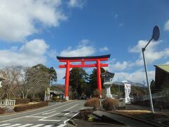 霧島神宮は今回はパス。
鳥居の右横彼方に高千穂峰。