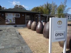 ベーカリーショップへ。
ここでパンを購入。
焼酎粕入りのパンの特許があるそうです。