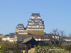 で、大好きな姫路城。
最近の改修でますます美しくなりましたね～♪♪♪

青空に映える、まさに白鷺城でございます。
