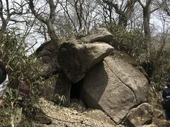 続いて女体山の山頂を目指します。
こちらはダラダラと長い坂道を上がっていく感じです。
こちらガマ石です。
