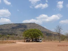次に向かったのはプレアヴィヒア寺院（世界遺産）。（入場料：10ドル）
シェムリアップから約250km離れた山岳地帯にあります。

９世紀末にタイとの国境にある断崖絶壁に造成された遺跡。
別名「天空の遺跡」と呼ばれています。
前方の山の右側突端に位置しています。
