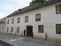 移動してこちらの建物には文化財の標識がついてますね。