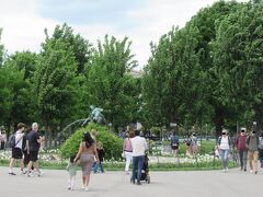 メーデーで祝日のためか公園内は歩く人がおおぜい。トリトンとニンフの噴水ですが、ちょっと汚れが目立ってました