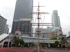 2024年5月1日 水曜日、旅行初日。
今回の旅の行き先は、常春の島 八丈島です。
八丈島に行くには、空路だと羽田空港から飛行機で55分、海路だと竹芝旅客ターミナルからフェリーで10時間25分で到着します。
今回は優雅に船旅を楽しみたいという目的もあるので、フェリーで八丈島に渡ります。
という事で、現在竹芝客船ターミナルにいます。
現在の竹芝の天気は雨！！
そして風も強く、5月とは思えないほど寒いです。
ここはターミナル前の中央広場。
東京のビル群の中にそびえ立つこのモニュメントは、日本丸のマストを模した物だそうです。
このモニュメントを見ると、今から船旅が始まるんだとテンションが上がってきます。