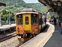 　電車がホームに入ってきました。天燈上げの人達は一旦線路上から退散している頃でしょう。