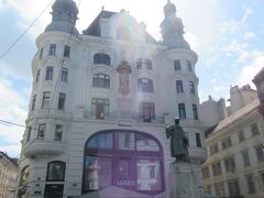 太陽がまぶしいですね。こちらはレストランのルーゲック前。銅像は活版印刷の発明で有名なグーテンベルクさんの像。ここから左右に道が分かれてますが、今日は左へ