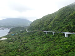 山肌に沿って立派な橋が架かっています。
この橋は、フェリーからも見えましたね。
ここ大坂は、かつて島最大の交通の難所で、江戸時代にはつづら折りの坂が続く『大坂道(おおさかみち)』と呼ばれていました。
1907年(明治40年)に日露戦争の戦勝記念に現在の道路とトンネルの原型が出来、その後莫大な費用を投入し、1994年(平成6年)に現在の形になりました。
