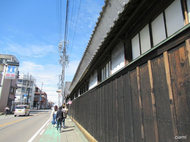 木の塀が続く通り。　結構車も通る。