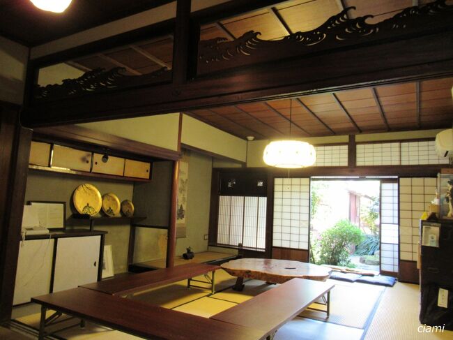 欄間に波。<br /><br />商家なのに、書院造。