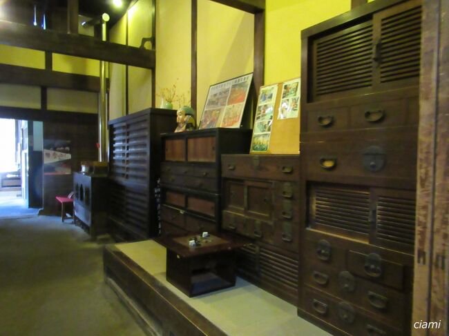 廊下にタンスある。