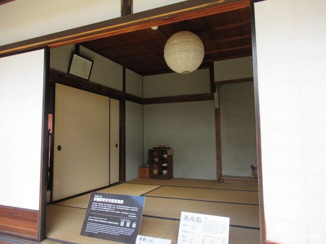 雨の日は、おうちの中でも傘かな。