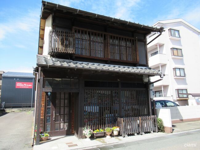 お向かいは、普通のおうちかな。