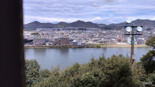 高台の上だし、後ろは川だし、攻めるのは難しかったわね。