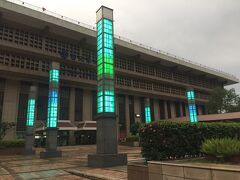 忠孝新生駅からのんびり30分歩いて台北駅に到着です。
まだ台北駅の街灯がついていました。