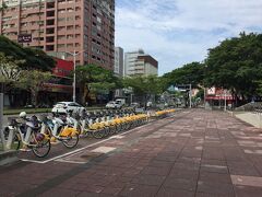 MRTで一駅、生態区駅まで。
台北と違う雰囲気、ベッドタウンのような落ち着いた街並み。