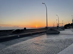 2日目の朝は時差ぼけもあり4時ごろに起きてしまったので、マレコン通り沿いを散歩します。

マレコン通りは夕日が有名ですが、朝日もなかなか綺麗です。
ちょうどこの辺りがアメリカ大使館となっており、インターネットで有名な数十?のポールが立っていることが有名ですが自分が行った時はそれを見つけることができませんでした。

外から見ることは難しいのでしょうか。。

僕の体感として、治安がすごく悪いと感じたことはなく普通に一人で歩く分には問題ないのですが、やはりたくさんの現地人に声をかけられます。
基本的には、
・両替を求めてくる
・葉巻を買わないかと誘われる
・世間話から入り(「コンニチハ！」みたいなやつ)、最後に何かをせびられる
の3パターンくらいでしょうか。

どちらにせよ危険に巻き込まれることはないだろうと思い、一度声をかけてきたおじさんについていくことに。
誘い文句としては、
「ちょうど今アフリカとの交流を踏まめるパーティのようなものをやってるから会場来てみるか？何も買ってくれとはせびらないから！」
みたいなことを言われ、うん、まあ見に行ってみるわみたいな感じでついて行きました。
すると下の写真の壁画？がある裏通りみたいなところに連れていかれました。