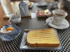 この日もヨーグルトとトーストから朝食がスタート。飲み物はコーヒーではなくお茶にしてみました。