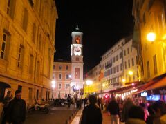 19：40　レストランを出ると直ぐに前方に見えた時計塔は「Tour de l'Horloge」。　
昔の修道院の名残の時計塔です。　
手前左側は裁判所。 