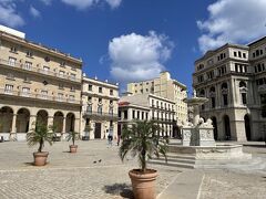 バロック様式の建物は大聖堂です。
旧市街にはスペイン統治時代の影響でバロック建築がちょくちょくあります。