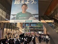 道路向かいの明治安田生命ビル内のホールでも無料コンサートをやっています。