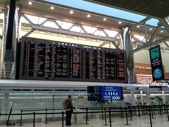 ４時起きで成田空港に向かいます。空港はかなり空いていました。