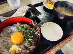 おはようございます！
朝ごはんは北海道で唯一生シラスを食べられる寿都町の、その名もしらす会館にやって来ました。
残念ながら昨日今日は時化で漁に出られず、シラスは静岡産でした。
でもうまい！