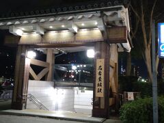 お城に似合う地下鉄の入口。