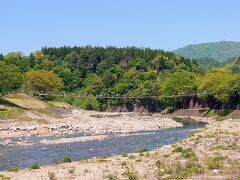 みだしま公園駐車場からの眺め…

庄川に架かる吊り橋、であい橋が見えます(^^)