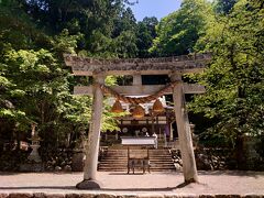 集落内の白川八幡神社…