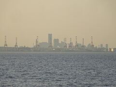 大型クレーンが並んでいます。
あそこは本牧埠頭です。